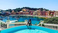 Dia juga berpose dengan latar indahnya teluk di Sestri Levante. (tamaryngreen/Instagram)