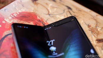 Galaxy Fold dibekali kamera depan ganda di bagian dalam. Kamera utamnya 10MP dengan aperture f/1.9 didukung fitur Dual Pixel PDAF, serta kamera kedua 8MP. Foto: Adi Fida Rahman/detikINET