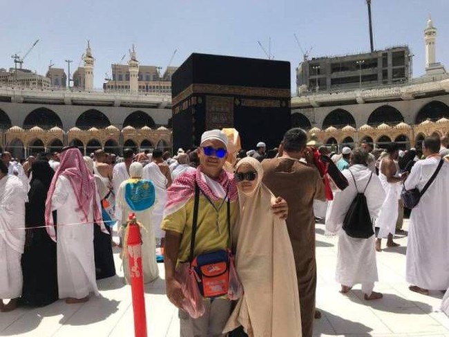 Khairul Azwan Razali berbagi kisah hidupnya di Twitter dan meraih simpati netizen atas kepergian istri tersayangnya, Nur Syamimi Alia Mazlan 4 bulan lalu. Khairul pertama kali bertemu Nur di Mekkah saat menjalani ibadah umroh pada 2011, sebelum memutuskan menikah pada Juni 2018. Foto: Instagram @acongbundle