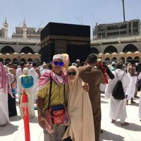 Khairul Azwan Razali berbagi kisah hidupnya di Twitter dan meraih simpati netizen atas kepergian istri tersayangnya, Nur Syamimi Alia Mazlan 4 bulan lalu. Khairul pertama kali bertemu Nur di Mekkah saat menjalani ibadah umroh pada 2011, sebelum memutuskan menikah pada Juni 2018. Foto: Instagram @acongbundle