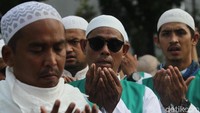 Terlihat polisi membuat barikade di depan kantor Mabes Polri, ada juga yang mengatur lalu lintas.