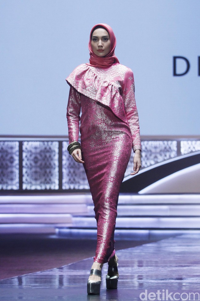 Fashion show Dian Pelangi memperagakan busana muslim dari songket Riau dengan tema Beauty In Diversity di Indonesia Sharia Economic Festival [ISEF] 2019, Jakarta Convention Center, Jakarta. Kamis [14/11/20109]. Foto: Mohammad Abduh/Wolipop