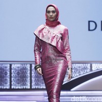 Fashion show Dian Pelangi memperagakan busana muslim dari songket Riau dengan tema Beauty In Diversity di Indonesia Sharia Economic Festival [ISEF] 2019, Jakarta Convention Center, Jakarta. Kamis [14/11/20109]. Foto: Mohammad Abduh/Wolipop