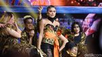 Kembali tampil di Indonesia, Agnez Mo Kenakan Batik