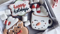 Bingung mau memberi hadiah apa untuk sahabat tercinta? Tak ada salahnya memberikan kue kering dengan hiasan cantik ini. Foto : instagram @goodies.by.j