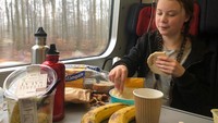 Masih ditemani roti, ia menyantap roti dengan pisang, hingga susu untuk menu makan siang yang lebih lengkap saat berada di dalam perjalanan ke Denmark. Foto: Instagram @gretathunberg