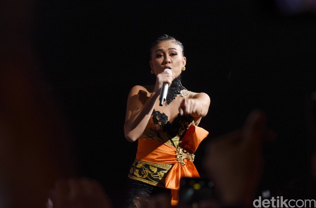 Penampilan tersebut menjadi aksi panggung pertamanya di Indonesia setelah viralnya perkataan Agnez soal darah Indonesia. Melalui gayanya di panggung ini, Agnez Mo tampaknya ingin membuktikan dirinya masih memiliki idetitas Indonesia. (Foto: Noel/detikFoto)