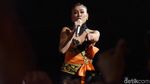 Kembali tampil di Indonesia, Agnez Mo Kenakan Batik