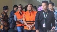 Kepala Dinas PUPR Kabupaten Indramayu, Omarsyah (depan) dan Kepala Bidang Jalan di Dinas PUPR Kabupaten Indramayu, Wempy Triyono (belakang, berkacamata) meninggalkan Gedung KPK, Jakarta, Jumat (13/12/2019) usai menjalani penyidikan.