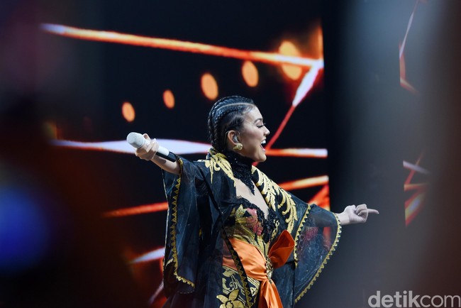 Tentang inspirasi tersebut, Anne Avantie menjelaskan di Instagram. Ia menulis, Sebuah konsep untuk menghantarkan @agnezmo ke panggung inspirasinya sehingga semakin memperkokoh karya cinta budaya yang tentunya..., Sesuai dengan KARAKTER @agnezmo dan bukan ., sesuai masing masing perorangan di luar dirinya ..😊> Ini adalah KARAKTER @agnezmo yang sudah bunda kenal dalam kurun waktu 10 tahun lebih. (Foto: Noel/detikFoto)