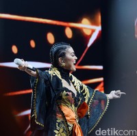 Tentang inspirasi tersebut, Anne Avantie menjelaskan di Instagram. Ia menulis, Sebuah konsep untuk menghantarkan @agnezmo ke panggung inspirasinya sehingga semakin memperkokoh karya cinta budaya yang tentunya..., Sesuai dengan KARAKTER @agnezmo dan bukan ., sesuai masing masing perorangan di luar dirinya ..😊> Ini adalah KARAKTER @agnezmo yang sudah bunda kenal dalam kurun waktu 10 tahun lebih. (Foto: Noel/detikFoto)