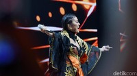 Agnez Mo membawakan lagu-lagu lamanya yang jarang sekali dibawakan seperti Pernikahan Dini dan Tak Ada Logika. Pool/Noel/detikFoto.