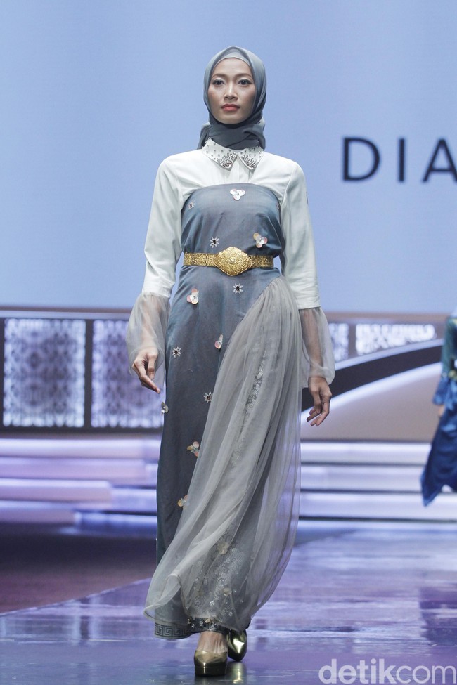 Fashion show Dian Pelangi memperagakan busana muslim dari songket Riau dengan tema Beauty In Diversity di Indonesia Sharia Economic Festival [ISEF] 2019, Jakarta Convention Center, Jakarta. Kamis [14/11/20109]. Foto: Mohammad Abduh/Wolipop