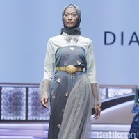 Fashion show Dian Pelangi memperagakan busana muslim dari songket Riau dengan tema Beauty In Diversity di Indonesia Sharia Economic Festival [ISEF] 2019, Jakarta Convention Center, Jakarta. Kamis [14/11/20109]. Foto: Mohammad Abduh/Wolipop