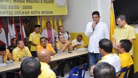 Bobby Afif Nasution memberikan sambutan saat mengembalikan berkas formulir pendaftaran pencalonan sebagai bakal calon Wali Kota Medan di DPD Partai Golkar Medan. ANTARA FOTO/Septianda Perdana.