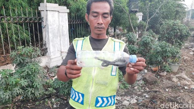 Petugas rel menemukan ular di Pasar Kemiri Muka Depok