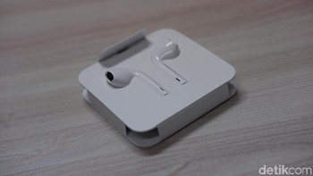 Apple menyertakan Earpods. Foto: Adi Fida Rahman/detikINET