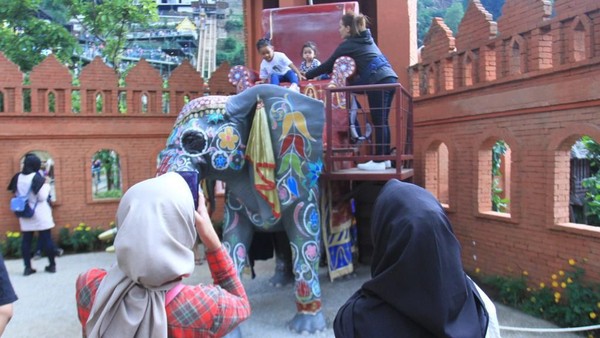 Tak cuma bisa berswafoto, para wisatawan juga bisa mendapatkan edukasi dengan mengenali negara Korea Selatan secara mendalam. Begitu pun dengan negara lainnya. (Wisma Putra/detikcom) Tak cuma bisa berswafoto, para wisatawan juga bisa mendapatkan edukasi dengan mengenali negara Korea Selatan secara mendalam. Begitu pun dengan negara lainnya. (Wisma Putra/detikcom)