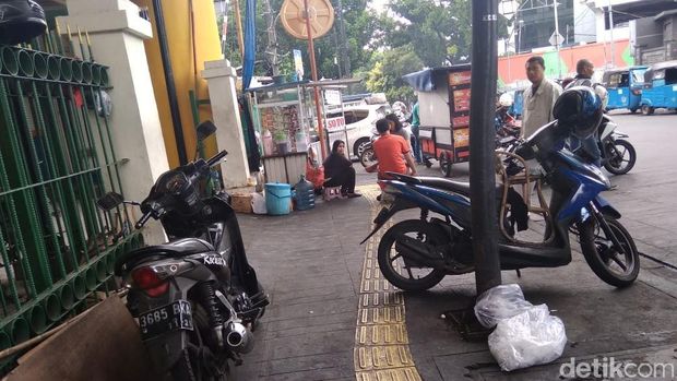Sejumlah motor dan diparkir di trotoar.