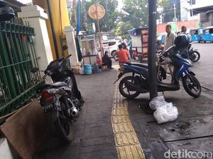 Semrawut! Kendaraan di Kawasan Stasiun Gondangdia Rampas Hak Pejalan Kaki