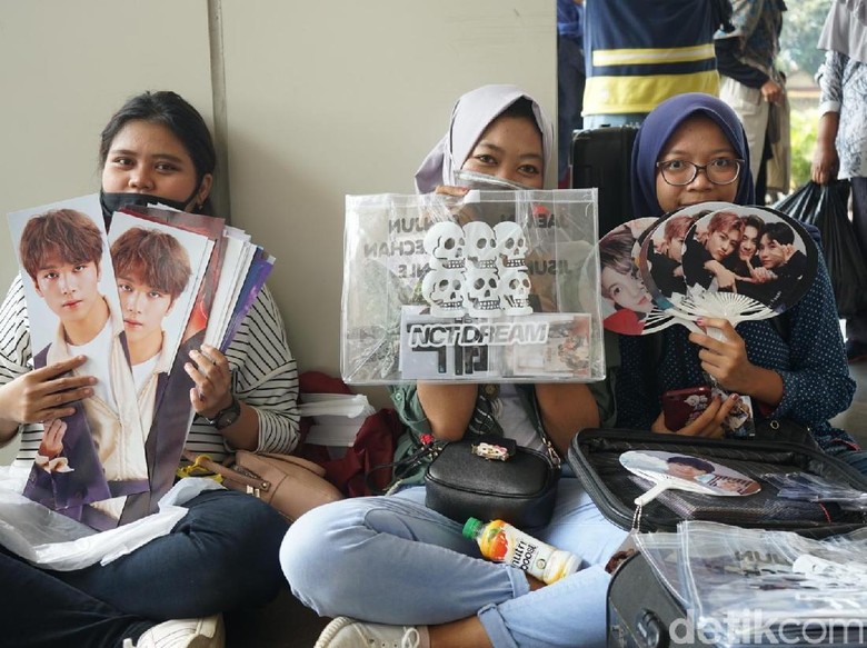 NCTzen tak sabar lihat NCT di HUT Transmedia (Foto: hanif hawari) NCTzen tak sabar lihat NCT di HUT Transmedia (Foto: hanif hawari)