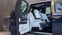 Kombinasi bunga, dedaunan, dan kupu-kupu membentang di langit dan dashboard. Sulaman bunga-bunga itu dipadukan dengan lapisan jok Charles Blue leather Serenity Seating dengan pipa Peacock Blue. Foto: Pool (Autoblog)