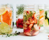 Viral Minum Infused Water Pakai Kembang 7 Rupa, Anti Pelet?