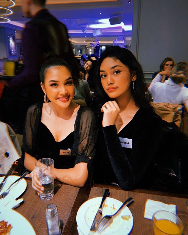 Princess Megonondo bersama Miss Thailand World 2019 Grace Narintorn. (Foto: Instagram/@princessmegonondo)