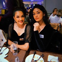 Princess Megonondo bersama Miss Thailand World 2019 Grace Narintorn. (Foto: Instagram/@princessmegonondo)