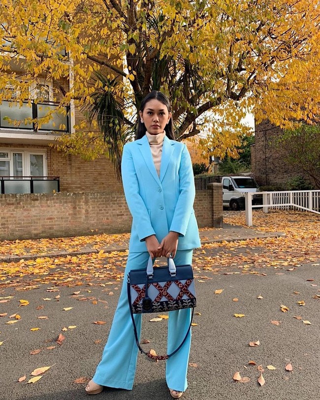 Miss Indonesia 2019 Princess Megonondo berada di London, Inggris, untuk mengikuti ajang Miss World 2019 yang finalnya akan digelar besok, Sabtu (14/12/2019). Selama hampir sebulan terakhir di London, Princess Megonondo selalu menebar pesonanya dengan gaya yang maksimal. Seperti setelan biru mencolok dengan padanan tas bernuansa etnik ini. (Foto: Instagram/@princessmegonondo)
