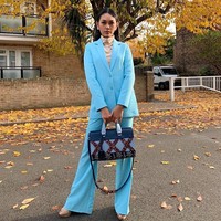 Miss Indonesia 2019 Princess Megonondo berada di London, Inggris, untuk mengikuti ajang Miss World 2019 yang finalnya akan digelar besok, Sabtu (14/12/2019). Selama hampir sebulan terakhir di London, Princess Megonondo selalu menebar pesonanya dengan gaya yang maksimal. Seperti setelan biru mencolok dengan padanan tas bernuansa etnik ini. (Foto: Instagram/@princessmegonondo)