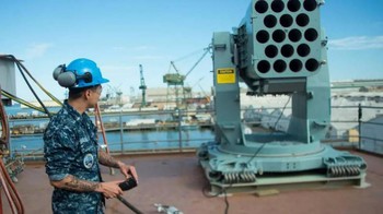 USS Gerald R. Ford dibekali RIM-162 Evolved SeaSparrow Missiles untuk menyerang musuh dan melindungi kru. Kapal ini juga punya RIM-116 Rolling Airframe Rudiles yang lebih kecil. Foto: Screenshot via U.S. Navy
