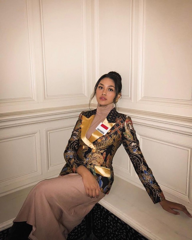 Batik kembali menjadi pilihan perempuan yang mahir berbicara empat bahasa ini. Menyambangi Oxford University, Princess Megonondo memakai blazer batik yang membungkus dress nude turtle neck. (Foto: Instagram/@princessmegonondo)