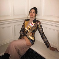 Batik kembali menjadi pilihan perempuan yang mahir berbicara empat bahasa ini. Menyambangi Oxford University, Princess Megonondo memakai blazer batik yang membungkus dress nude turtle neck. (Foto: Instagram/@princessmegonondo)
