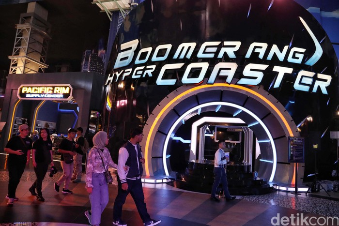 Peringatan HUT Transmedia akan digelar di Trans Studio Cibubur, malam nanti. Kemeriahan sudah terasa di Trans Studio Cibubur sejak siang tadi.