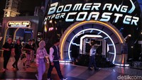 Pengunjung tampak antusias sekali untuk menikmati ragam wahana Trans Studio Cibubur sepuasnya.