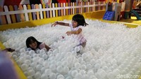 Anak-anak menikmati wahana mandi bola.