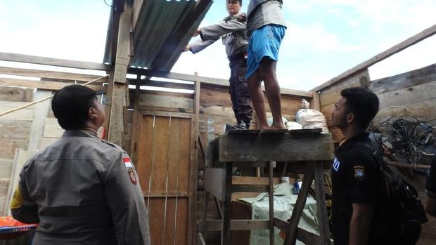 Satgas Tanggap Bencana Polda Kepri kini melakukan perbaikan rumah warga.