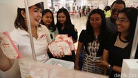 Pengunjung menikmati suasana Trans Studio Cibubur sembari menunggu salah satu puncak acara HUT Transmedia ke-18 malam nanti.
