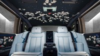 Orang yang memesan Phantom ini memang sangat menyukai bunga bahkan ia menamai dua dari empat anaknya dengan nama tanaman. Sekarang, taman bunga pribadi itu akan menemani perjalanannya. Foto: Pool (Autoblog)