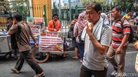 Situasi di kawasan Stasiun Gondangdia semrawut. Pedagang berjualan tak teratur dan kendaraan parkir sembarangan.