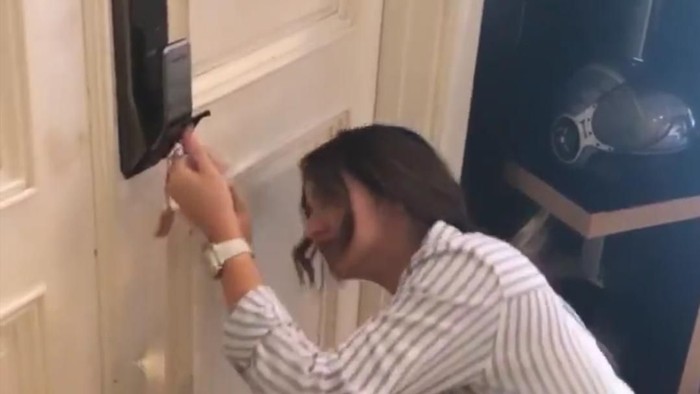 Nia Ramadhani tak bisa buka pintu kamar