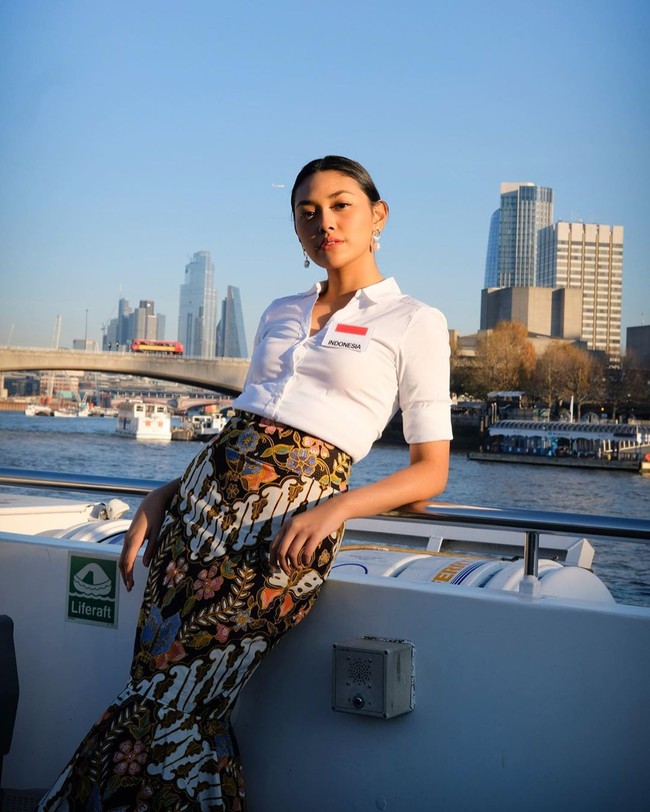Princess Megonondo menikmati panorama di sekitaran sungai Thames dengan sentuhan Indonesia. Rok pensil bersiluet duyung dalam motif batik menjadi andalannya. (Foto: Instagram/@princessmegonondo)