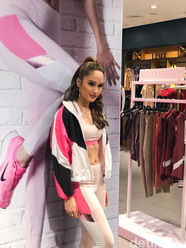 Aktris sekaligus penyanyi berdarah campuran Indonesia-Jerman, Cinta Laura Kiehl memamerkan perut six pack-nya saat meluncurkan koleksi baju olahraga perdananya. Cinta berkolaborasi dengan merek pakaian olahraga lokal CoreNation Active. Koleksi Cinta Laura x Corrnation ini mengusung tema Empowers You. Cinta ingin membuat wanita-wanita Indonesia lebih percaya diri dan kuat. Dan kepercayaan diri itu menurutnya bisa didapatkan dengan cara aktif berolahraga. (Foto: Vina Oktiani Kurniawan/Wolipop)