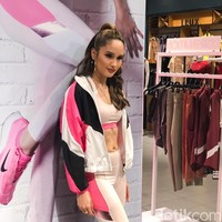 Aktris sekaligus penyanyi berdarah campuran Indonesia-Jerman, Cinta Laura Kiehl memamerkan perut six pack-nya saat meluncurkan koleksi baju olahraga perdananya. Cinta berkolaborasi dengan merek pakaian olahraga lokal CoreNation Active. Koleksi Cinta Laura x Corrnation ini mengusung tema Empowers You. Cinta ingin membuat wanita-wanita Indonesia lebih percaya diri dan kuat. Dan kepercayaan diri itu menurutnya bisa didapatkan dengan cara aktif berolahraga. (Foto: Vina Oktiani Kurniawan/Wolipop)