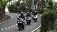 Touring dilanjutkan dengan mengeksplorasi kenyamanan skutik 150cc Honda PCX yang telah dilengkapi fitur Antilock Braking System (ABS) melintasi jalan berliku dengan suasana hutan menuju Menjangan. Kali ini perjalanan konturnya mulai menurun dan berliku tajam, kinerja rem motor dipaksa bekerja keras, apalagi jalanannya cukup sempit, bikers harus ekstra hati-hati.