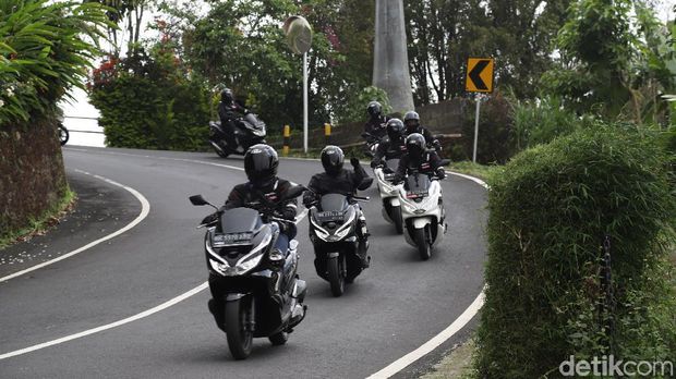 Turunan curam jadi makanan Honda PCX di Bali