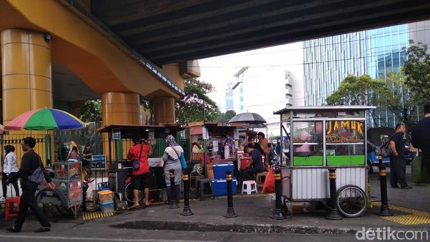 Semrawut! Kendaraan di Kawasan Stasiun Gondangdia 'Rampas' Hak Pejalan Kaki