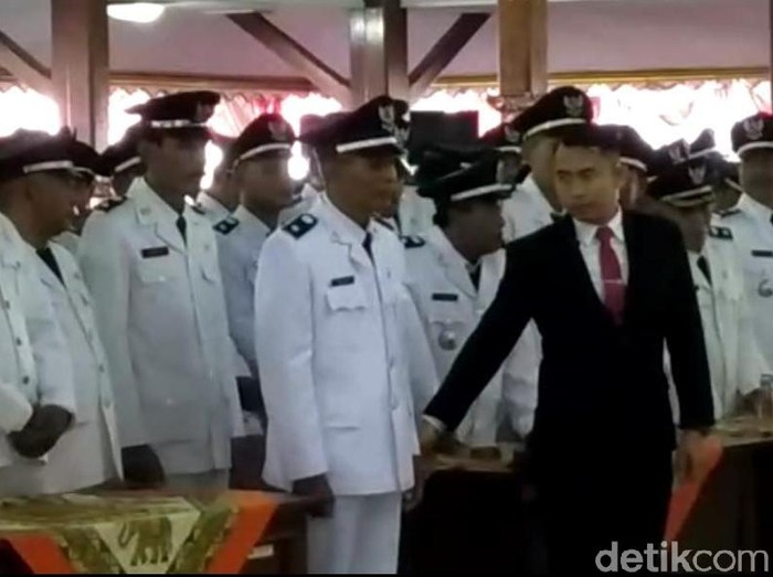 Saat Mujiadi mengikuti pelantikan kades di Blitar/Foto: Erliana Riady