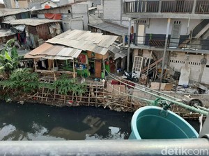 Menengok Tempat Pesan Makanan Pakai Tali Ember di Ibu Kota